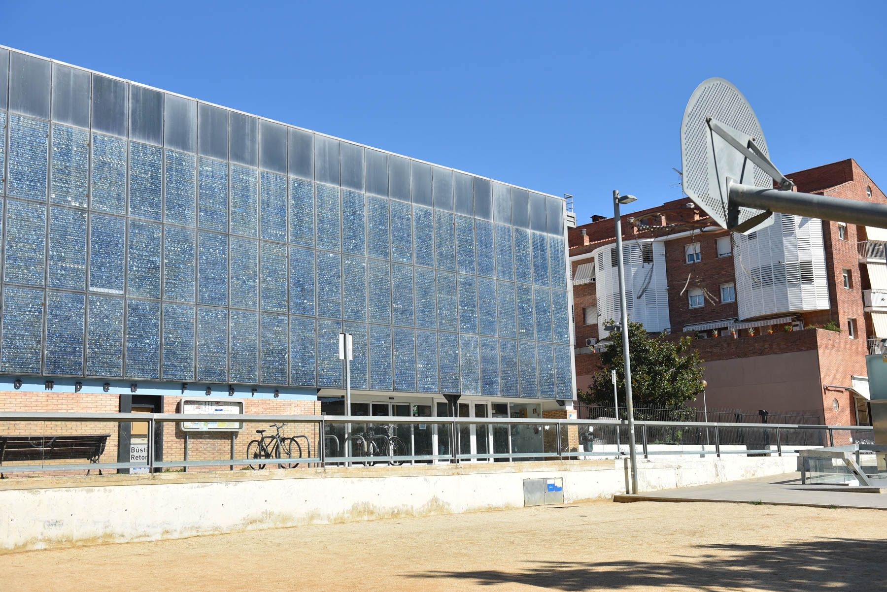 Biblioteca Pompeu Fabra, una de les tres de la ciutat que avui han tancat. Foto: R.Gallofré