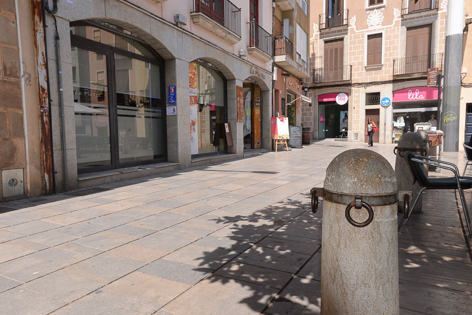Les pilones sense cadenes a la plaça de la Peixateria. Foto: R.Gallofré