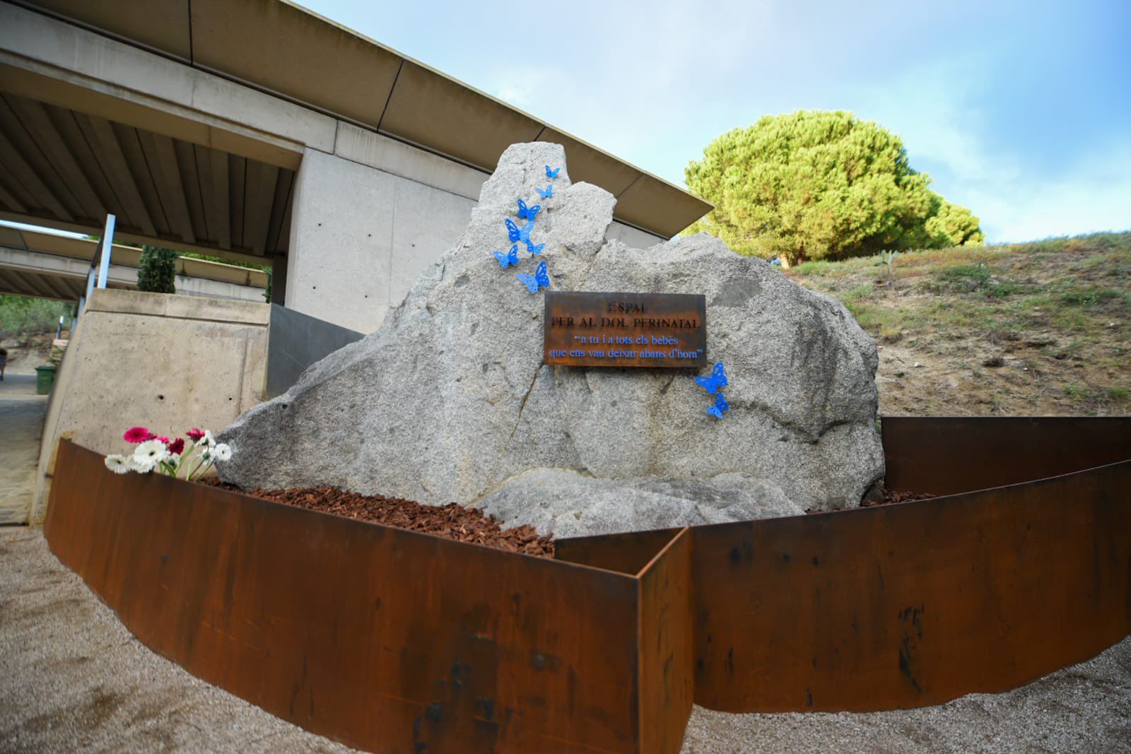 El monument a l'espai per al dol perinatal al Cementiri de Les Valls de Mataró
