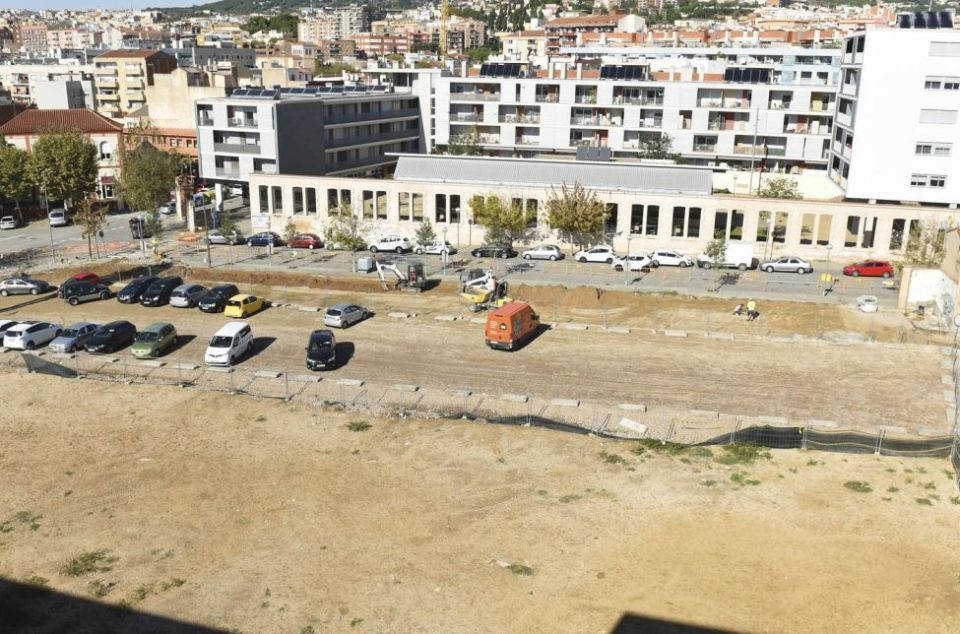 El solar donde se construirá la sede definitiva de la escuela Joan Coromines de Mataró