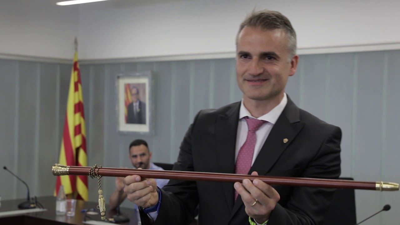 Demanen la dimissió de l'alcalde de Premià de Dalt per "blanquejar l'extrema dreta"