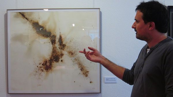 Enric Punsola, amb una obra de la mostra 'Orígens'