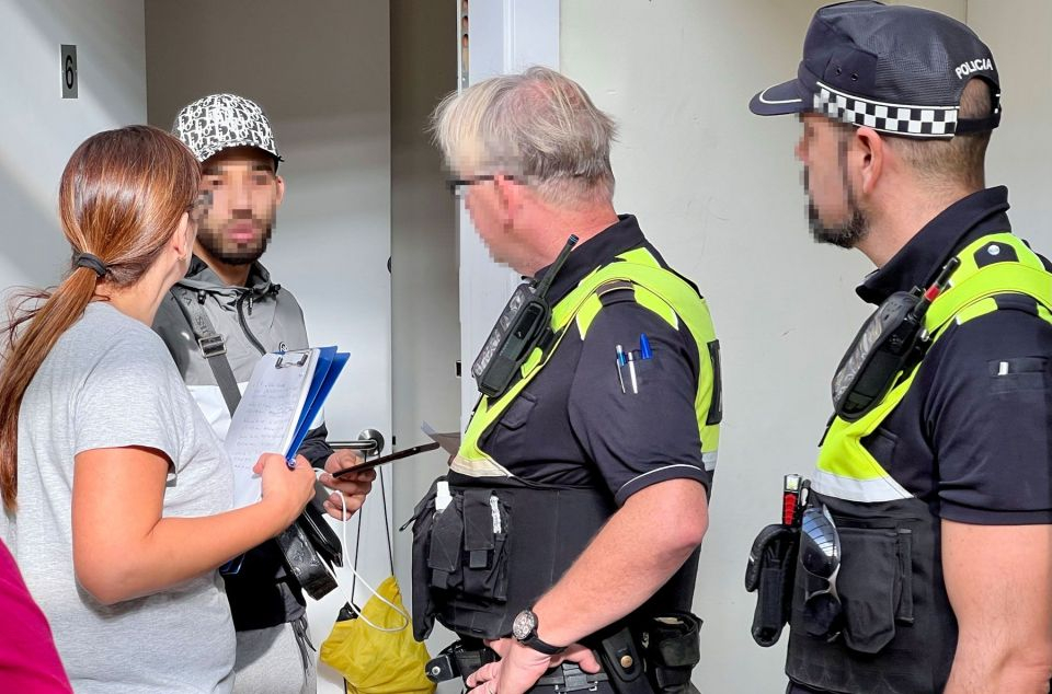 La Policía Local en un caso de ocupación en Mataró. Foto: ACN