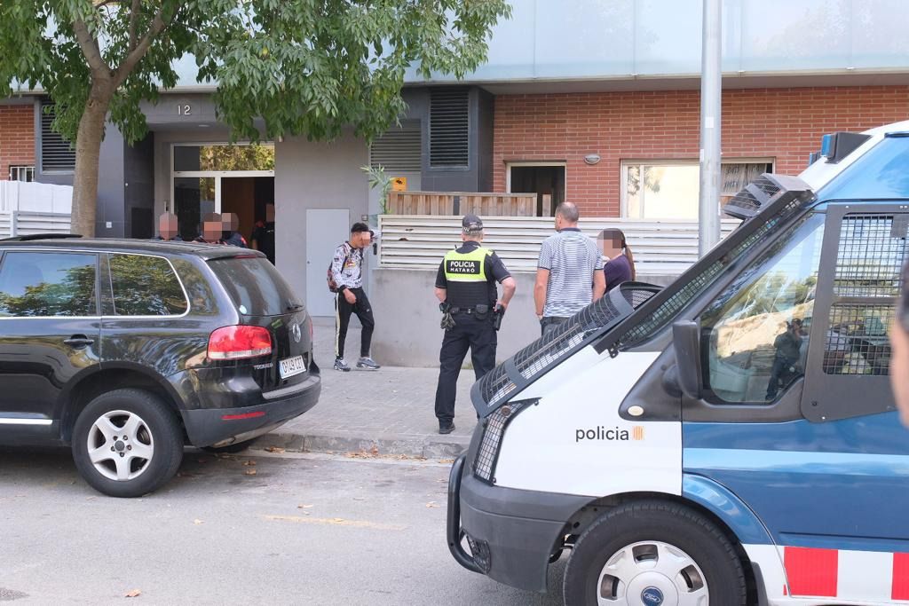 Un moment del desallotjament del pis a Mataró. Foto: R. Gallofré