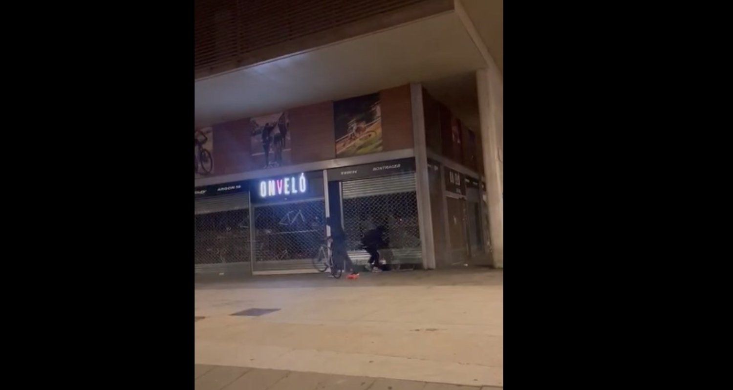 Captura de pantalla del vídeo del robatori a la botiga de bicicletes