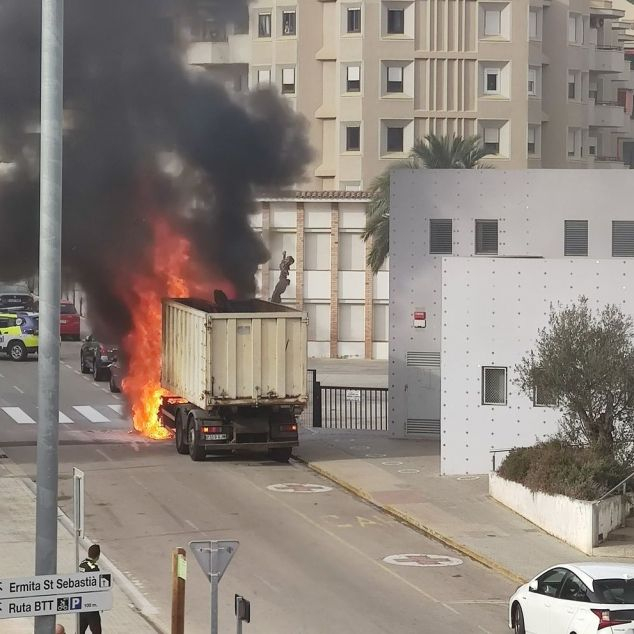 L'incendi del camió de recollida de residus. Foto: Ajuntament de Llavaneres L'incendi del camió de recollida de residus. Foto: Ajuntament de Llavaneres