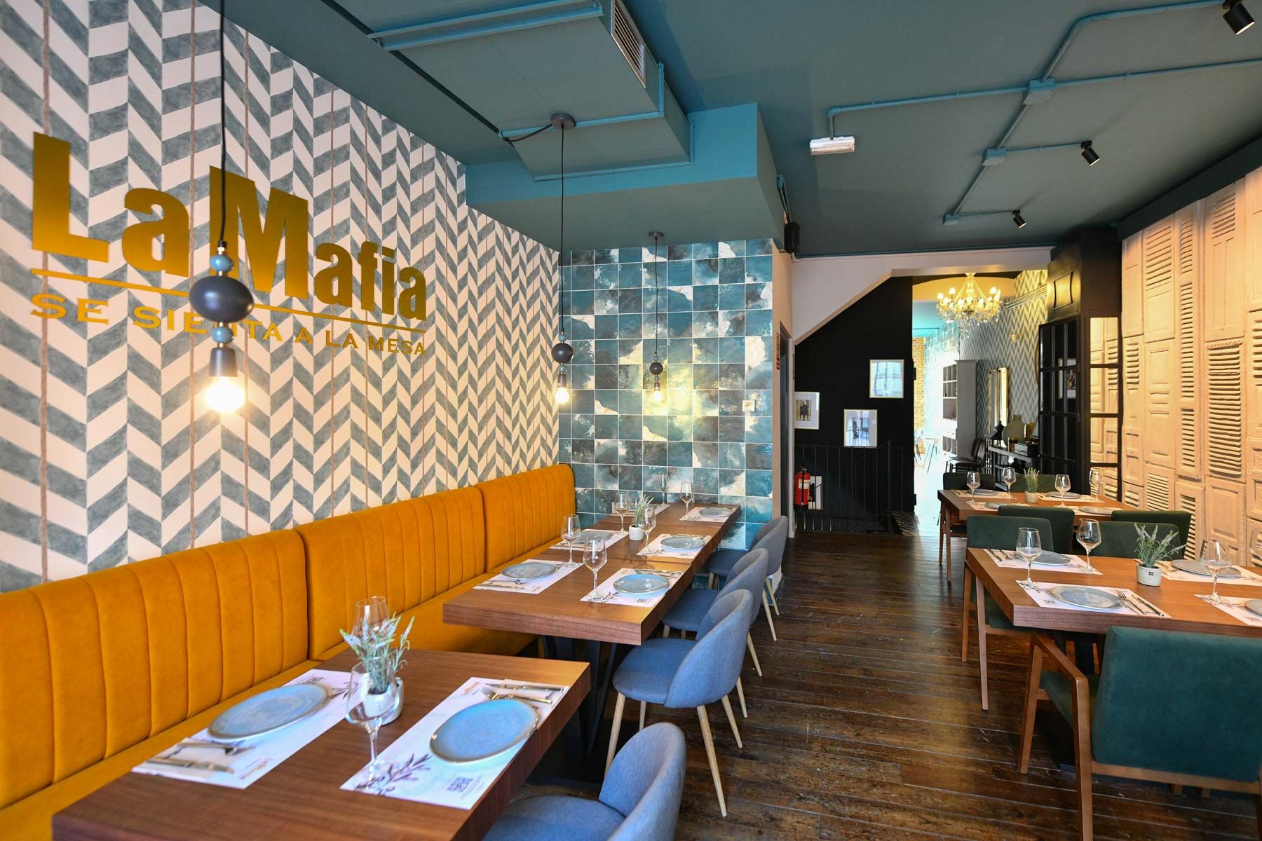 Restaurant La Mafia se sienta a la mesa, a Plaça Santa Anna, Mataró.