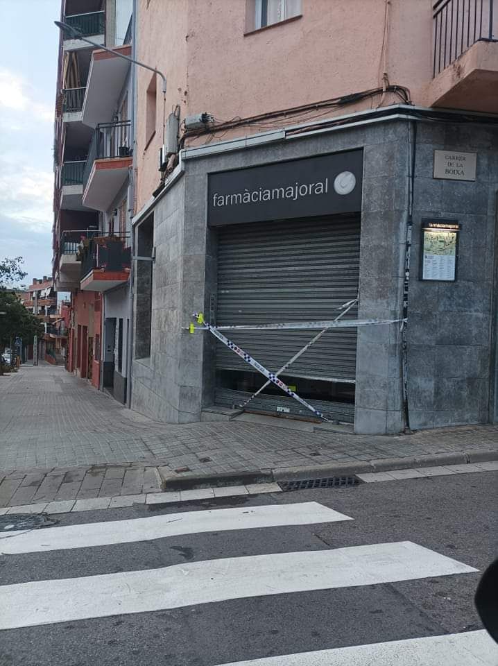 La porta de la farmàcia, precintada. Foto: Patrulla Veïnal Mataró.