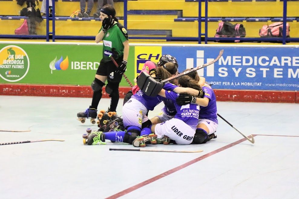 Les mataronines celebren un gol. Foto: CH Mataró