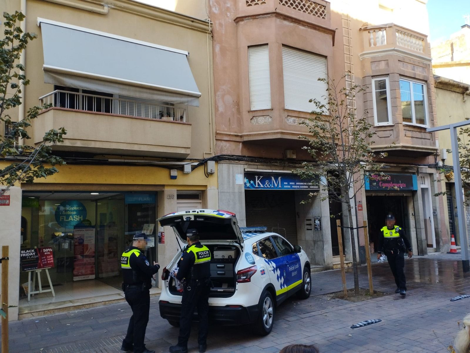La Policia Local de Mataró, al lloc on s'ha produït l'accident mortal. Foto: V. B. 