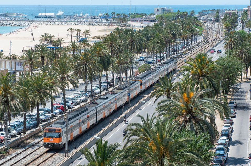 Un tren al seu pas per Mataró, capital del Maresme Foto: R.Gallofré Un tren al seu pas per Mataró, capital del Maresme Foto: R.Gallofré