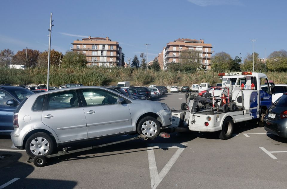 Tolerància zero amb els cotxes abandonats a Mataró. Foto: ACN Tolerància zero amb els cotxes abandonats a Mataró. Foto: ACN