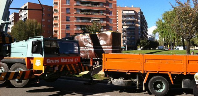 Una grua trasllada el tranvia de nou al seu emplaçament Una grua trasllada el tranvia de nou al seu emplaçament