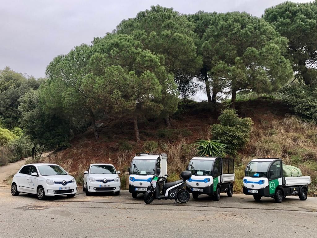 Els sis vehicles elèctrics. Foto: Ajuntament