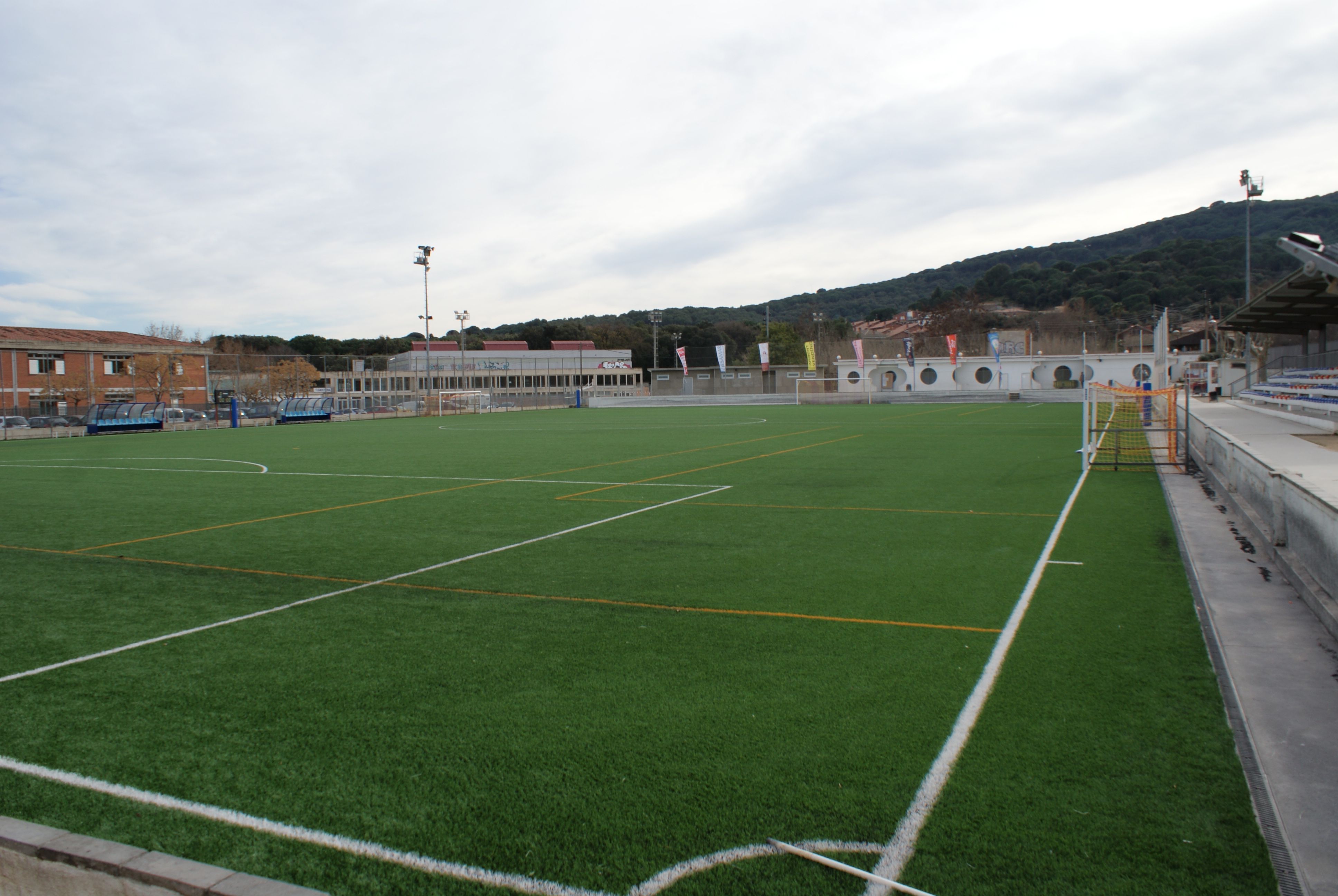 Equipaments com el camp de futbol d'Argentona, sense aigua a les dutxes. Foto: Ajuntament