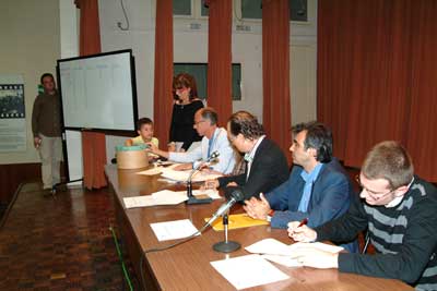 La mesa presidencial del acto. La mesa presidencial del acto.