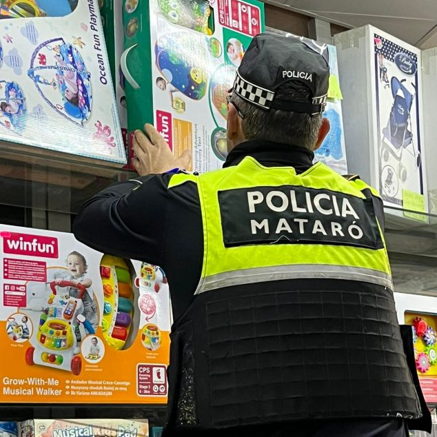 La Policia Local de Mataró, inspeccionant un establiment. Foto: PL La Policia Local de Mataró, inspeccionant un establiment. Foto: PL