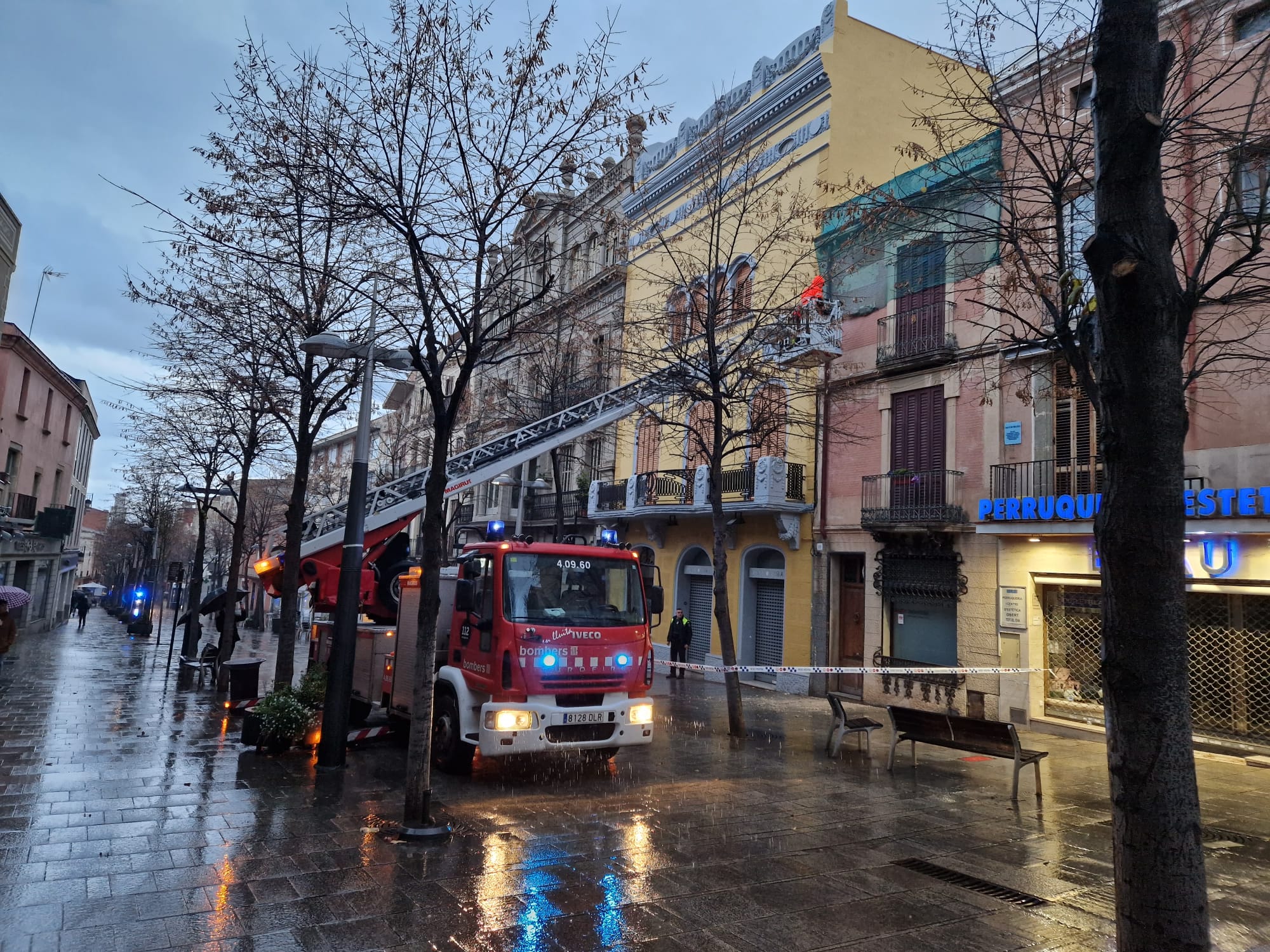 Els bombers han arreglat l'arrebossat de la façana.