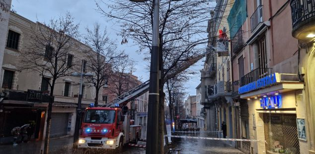 Els Bombers treballant en una Riera xopa. Foto: CV