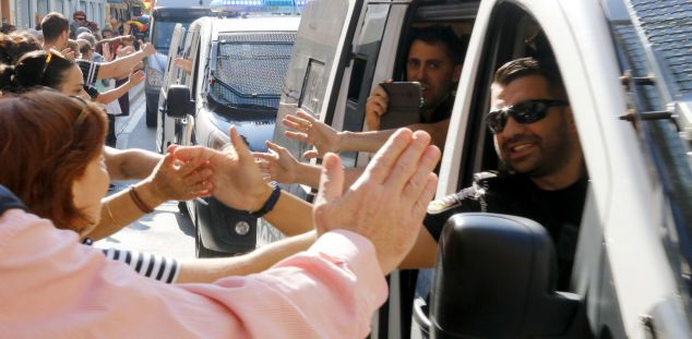 Veïns de Pineda acomiaden a la Policia Nacional amistosament. Foto: ACN Veïns de Pineda acomiaden a la Policia Nacional amistosament. Foto: ACN