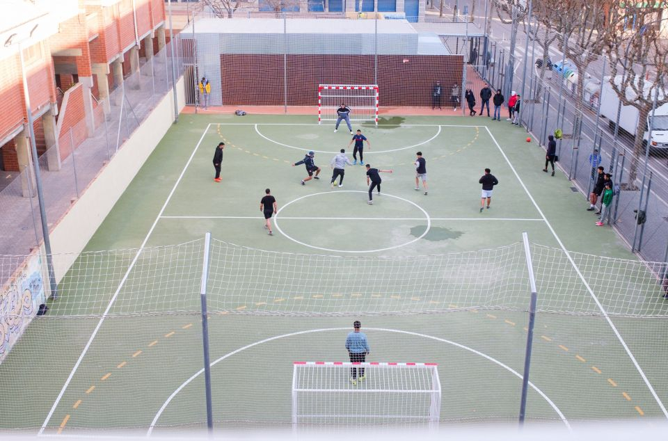 La pista esportiva renovada i, al fons, el nou equipament. Foto: Ajuntament