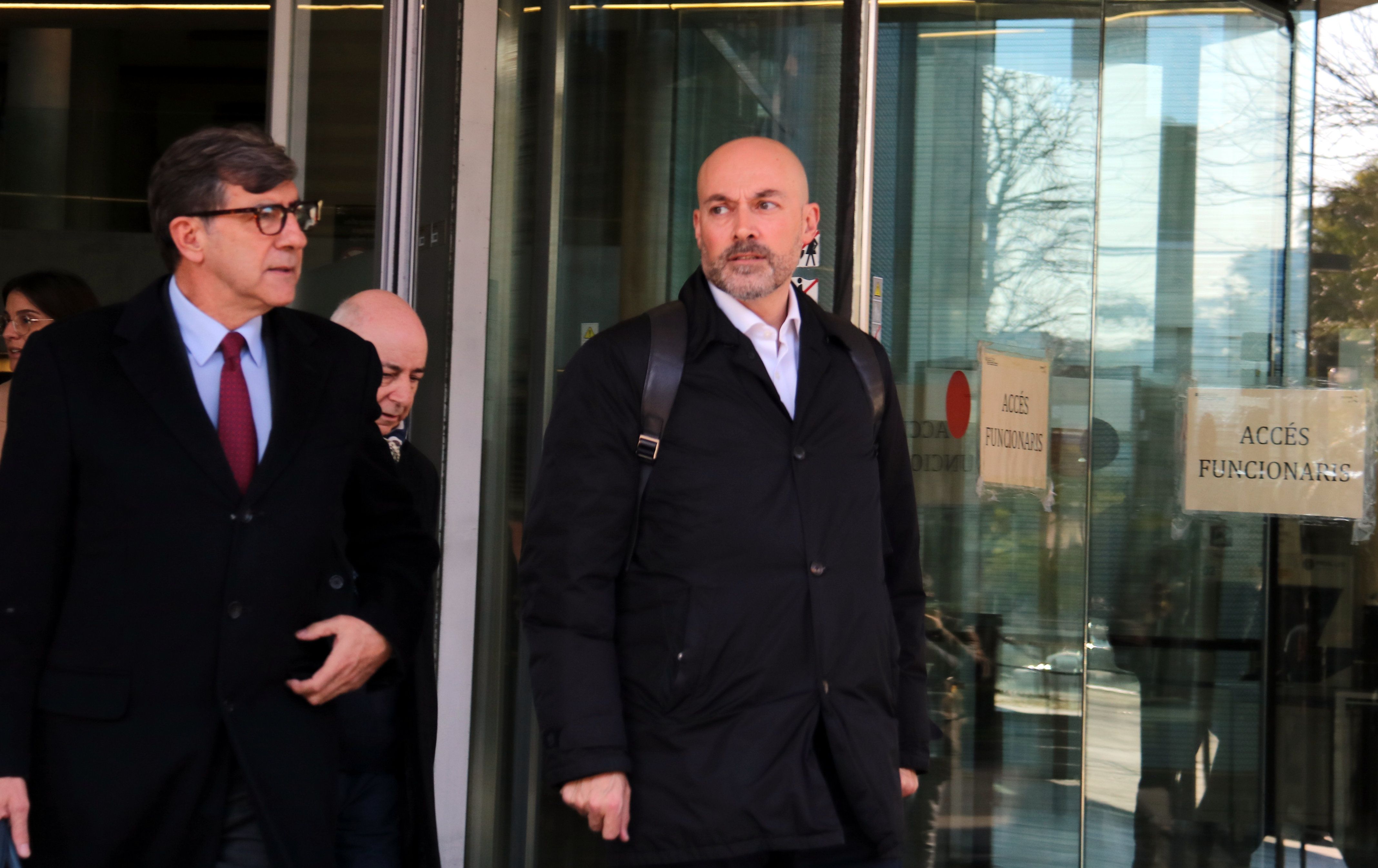 Saül Gordillo (dreta) i el seu advocat defensor, a la sortida del jutjat. Foto: ACN