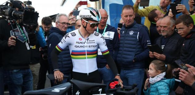 Evenepoel, amb l'arc de Sant Martí al pit, serà a Mataró