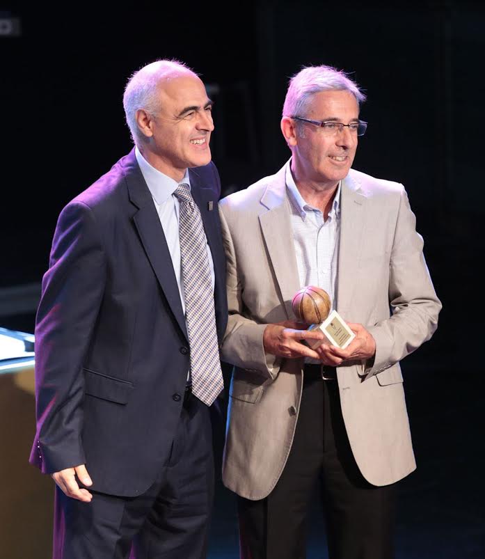 El president Ventura recollint el guardó.