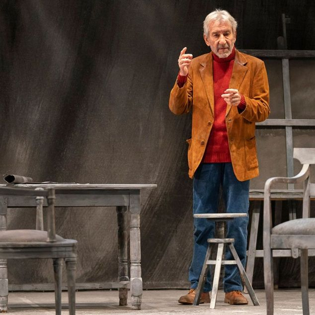 senora de rojo sobre fondo gris jose sacristan teatre romea barcelona 14