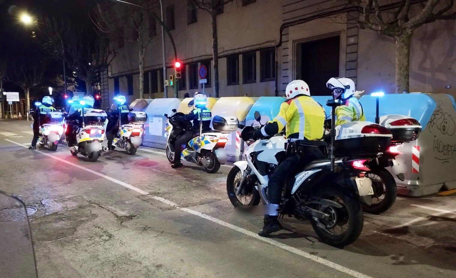 Agents de policia durant l'operatiu. Foto: Policia Local de Mataró.