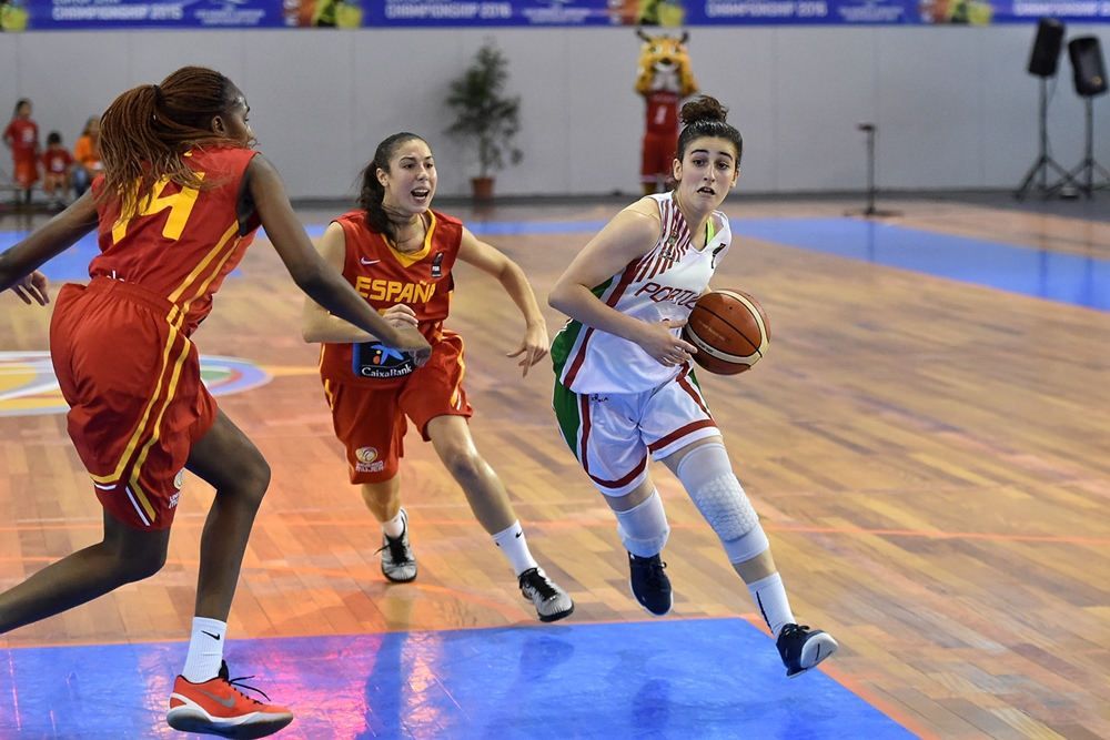 Flores defendiendo una penetración. Foto: FIBA