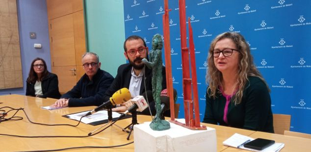 La presentació del monument, amb l'alcade i els descendents de Cusachs La presentació del monument, amb l'alcade i els descendents de Cusachs