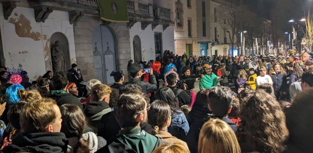 El davant de l'Ajuntament, ple de gent a l'hora convocada. Foto: B. Mundó El davant de l'Ajuntament, ple de gent a l'hora convocada. Foto: B. Mundó