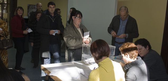 Cola al colegio electoral de Las Esmandies