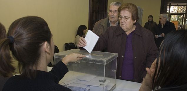 Una mataronina votando a Las Esmandies