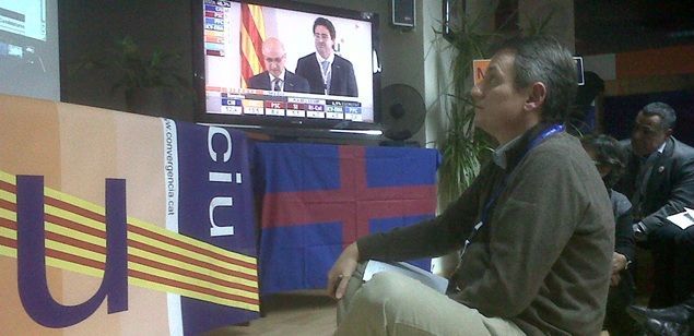El líder local de CiU, Joan Mora, siguiendo los resultados