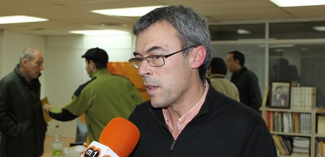 Teixidó, atendiendo los medios desde la sede de ERC