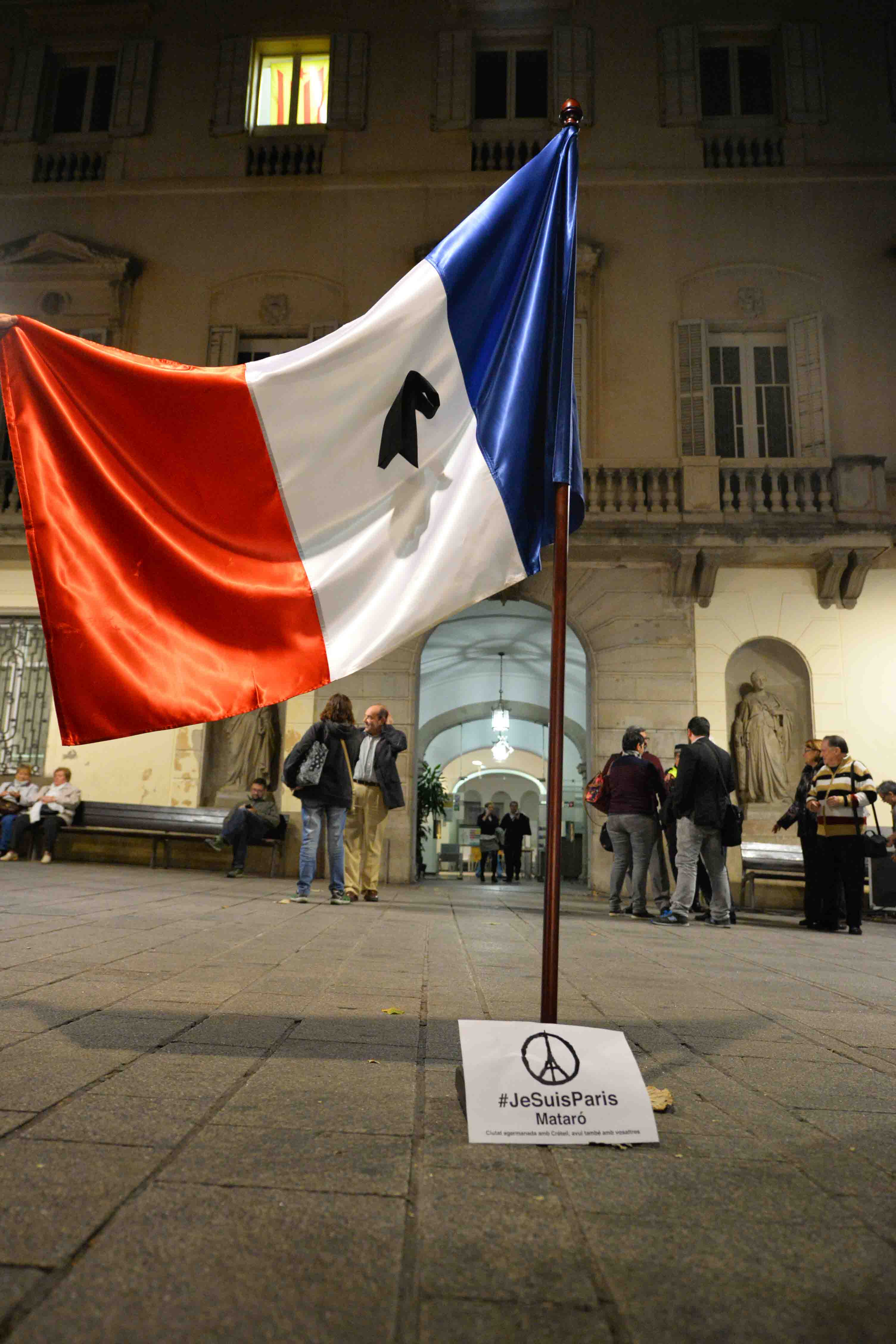 Bandera francesa en el minut de silenci en record dels atemptats a París, el mes de novembre passat
