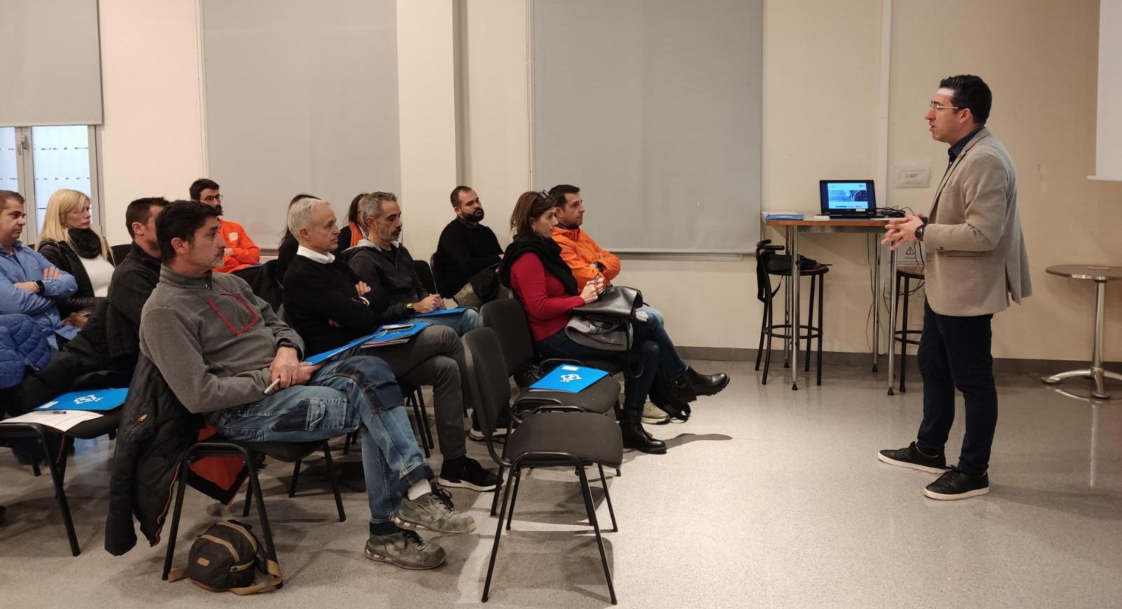 El regidor Sergi Morales es dirigeix a una promoció de treballadors en formació | Cedida El regidor Sergi Morales es dirigeix a una promoció de treballadors en formació | Cedida