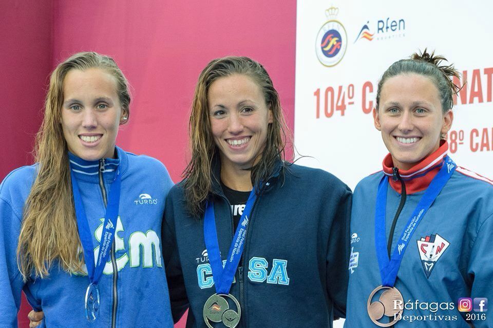 Berta Ferreras (dreta) al podi dels 50 braça. Foto: Ráfagas Deportivas / CNM