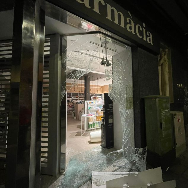 La farmàcia, minuts després del robatori La farmàcia, minuts després del robatori