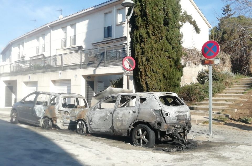 Cremen cinc cotxes de matinada a Mataró Cremen cinc cotxes de matinada a Mataró