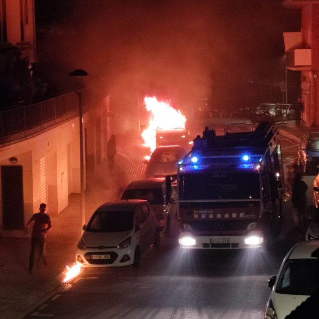 La intervenció dels Bombers, fotografiada per un veí. Foto. XT La intervenció dels Bombers, fotografiada per un veí. Foto. XT