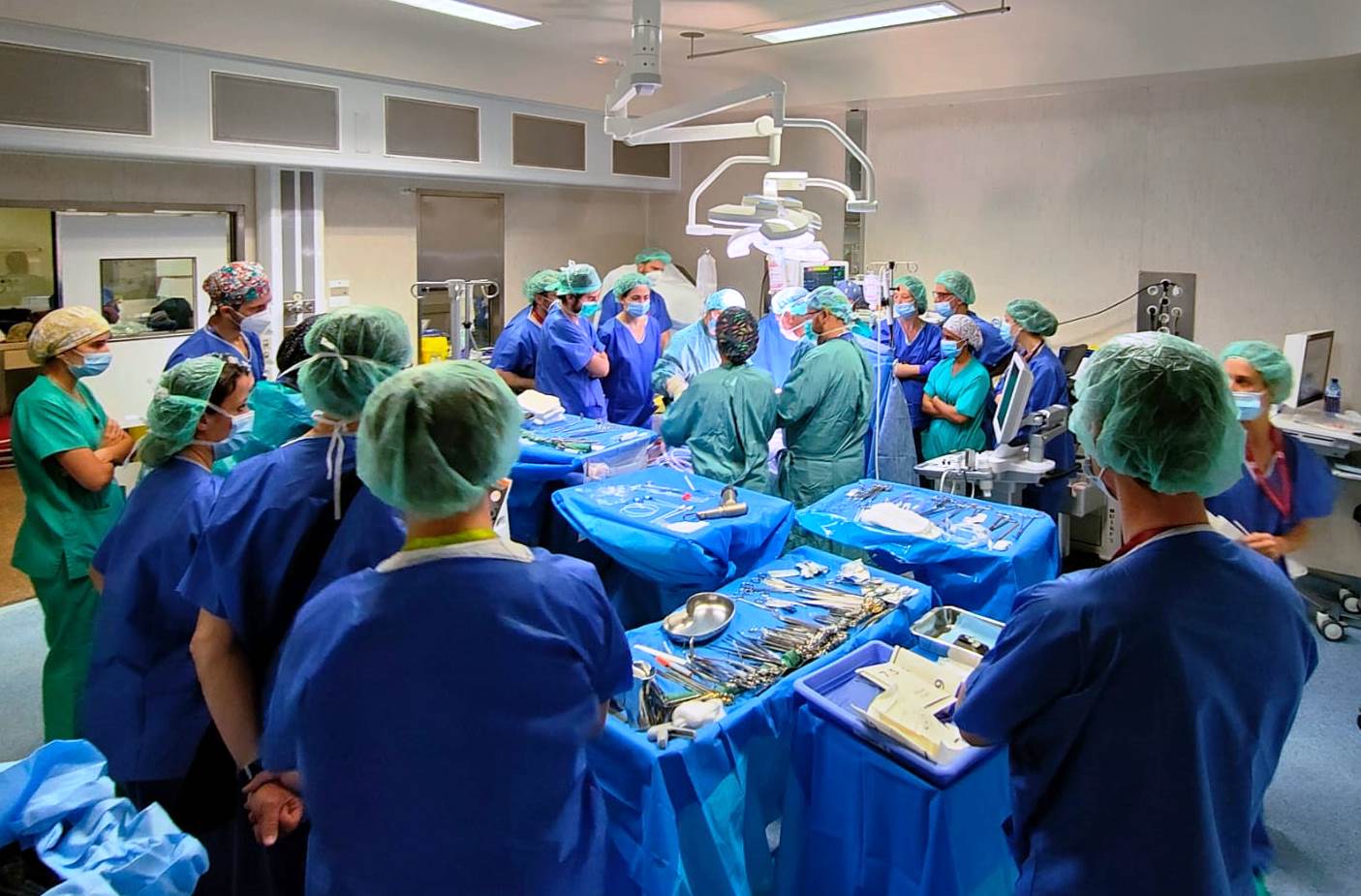 Un equip mèdic duent a terme un trasplantament. Foto: ACN