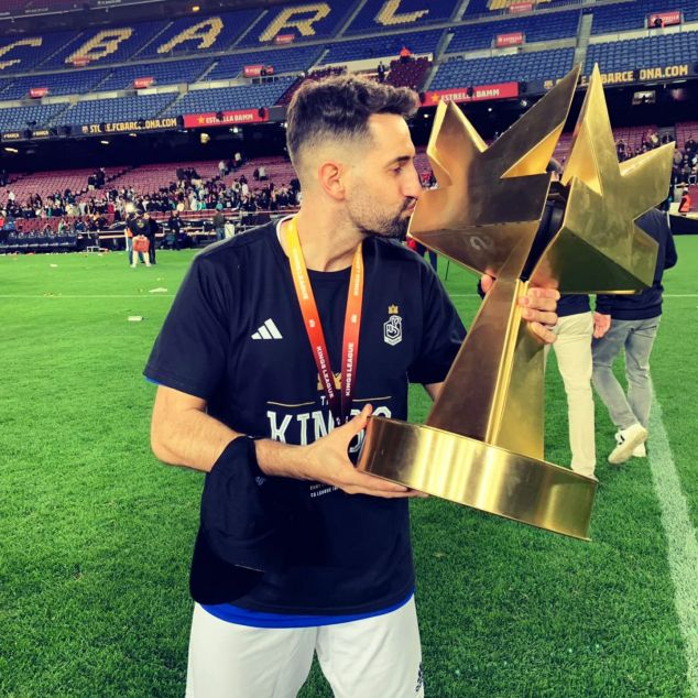Javi Capilla, amb el trofeu de campions de la Kings League, al Camp Nou. Foto: Condevisual Javi Capilla, amb el trofeu de campions de la Kings League, al Camp Nou. Foto: Condevisual