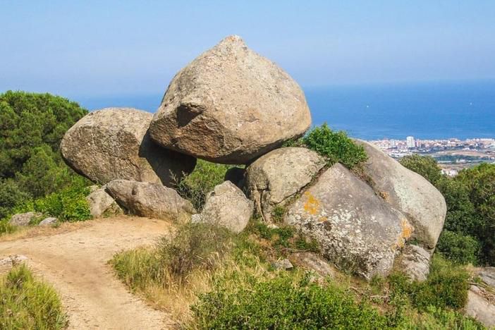 A Vilassar de Dalt hi ha itineraris que ressegueixen rutes prehistòriques de gran riquesa natural i cultural. La ruta de Can Boquet ens permetrà veure el dolmen de la Roca d'en Toni. A Vilassar de Dalt hi ha itineraris que ressegueixen rutes prehistòriques de gran riquesa natural i cultural. La ruta de Can Boquet ens permetrà veure el dolmen de la Roca d'en Toni.
