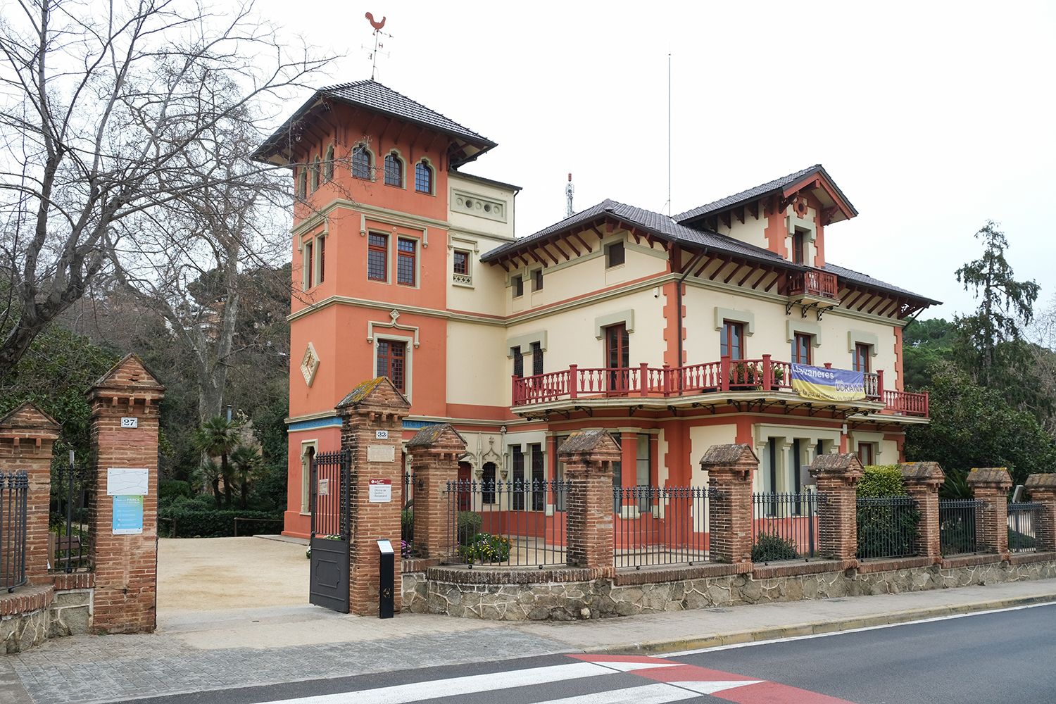 Llavaneres conserva cases modernistes i noucentistes construïdes a començament del segle XX. Llavaneres conserva cases modernistes i noucentistes construïdes a començament del segle XX.