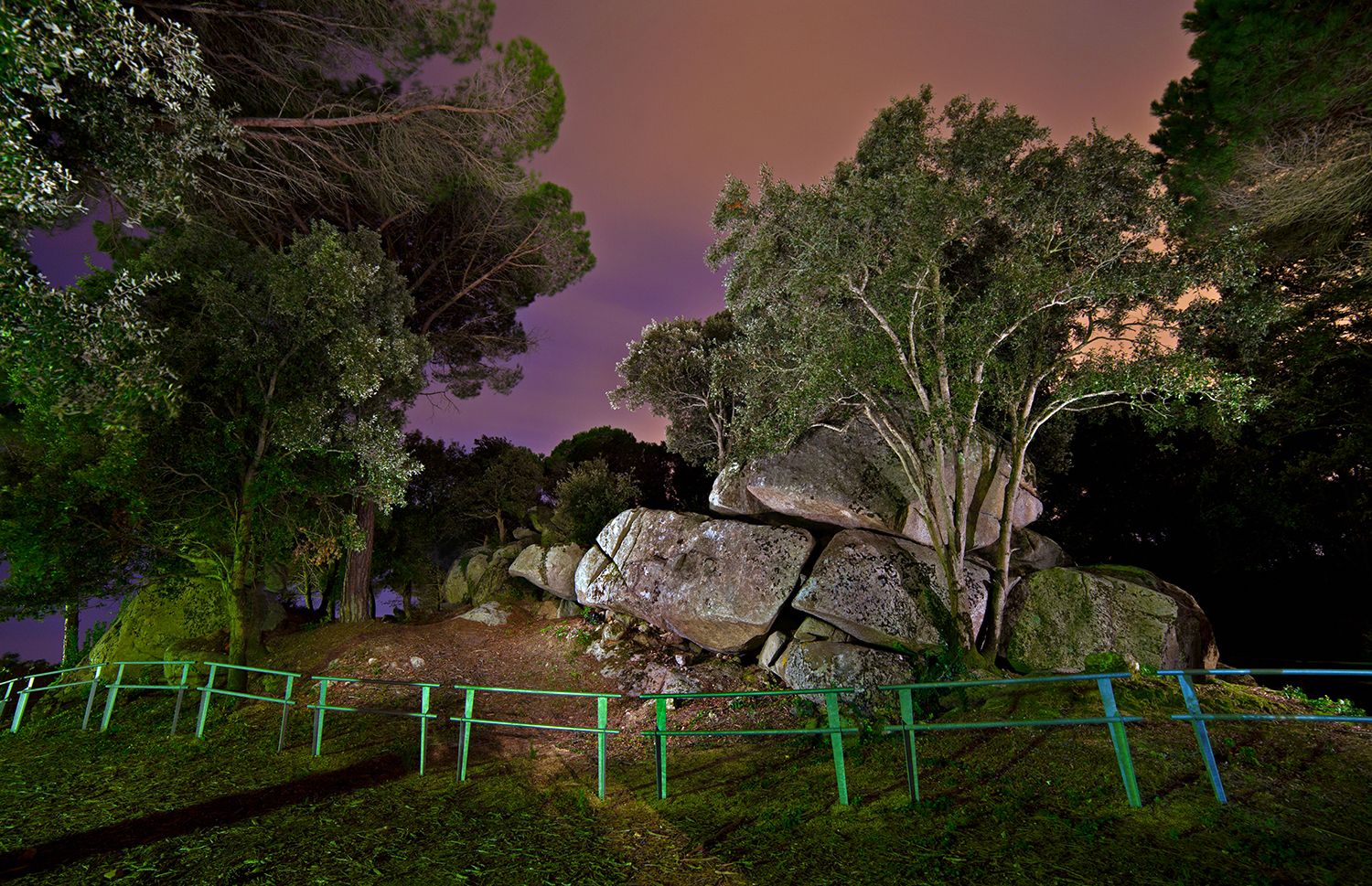 El poblat neolític dels Rocs de Sant Magí és un jaciment format per blocs granítics de magnitud considerable. El poblat neolític dels Rocs de Sant Magí és un jaciment format per blocs granítics de magnitud considerable.