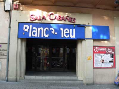 Imatge del cartell trencat, sense el dibuix de la poma instal·lada.