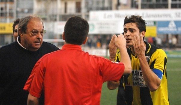 Jaume Creixell i Kiku Rimblas protesten una acció a l'àrbitre, en el transcurs d'un partit en la seva etapa al CE Mataró Jaume Creixell i Kiku Rimblas protesten una acció a l'àrbitre, en el transcurs d'un partit en la seva etapa al CE Mataró